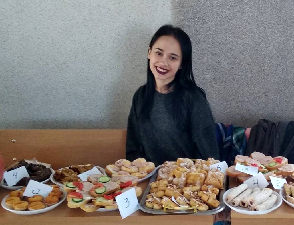 Студентський декан факультету філології і журналістики Катерина Макогін на осінньому благодійному ярмарку